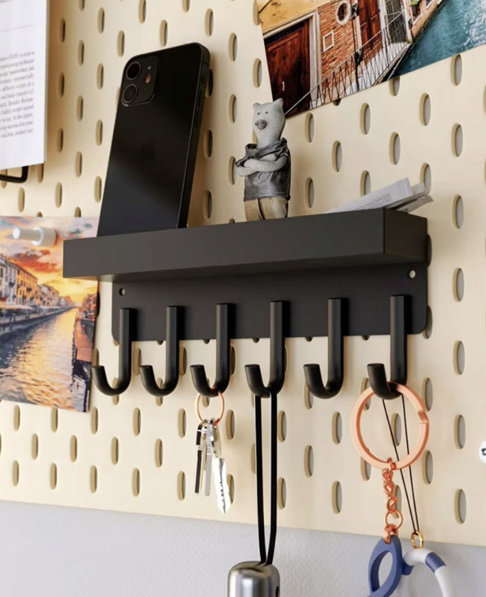 praktický vešiak na kabáty s poličkou